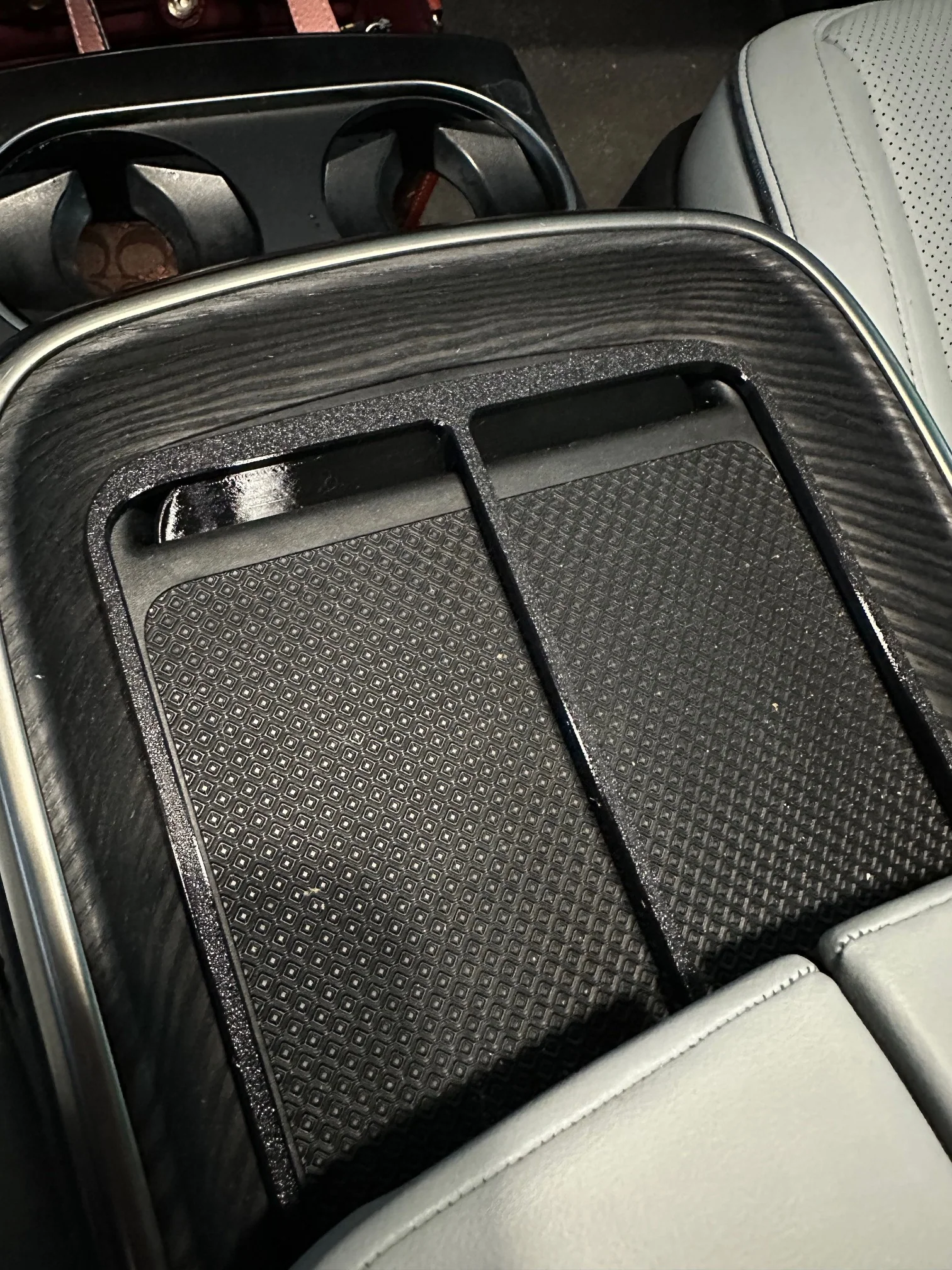 Dual Phone Holder, Stabilizer, For Wireless Charging, for Rivian R1T, R1S - Image 2