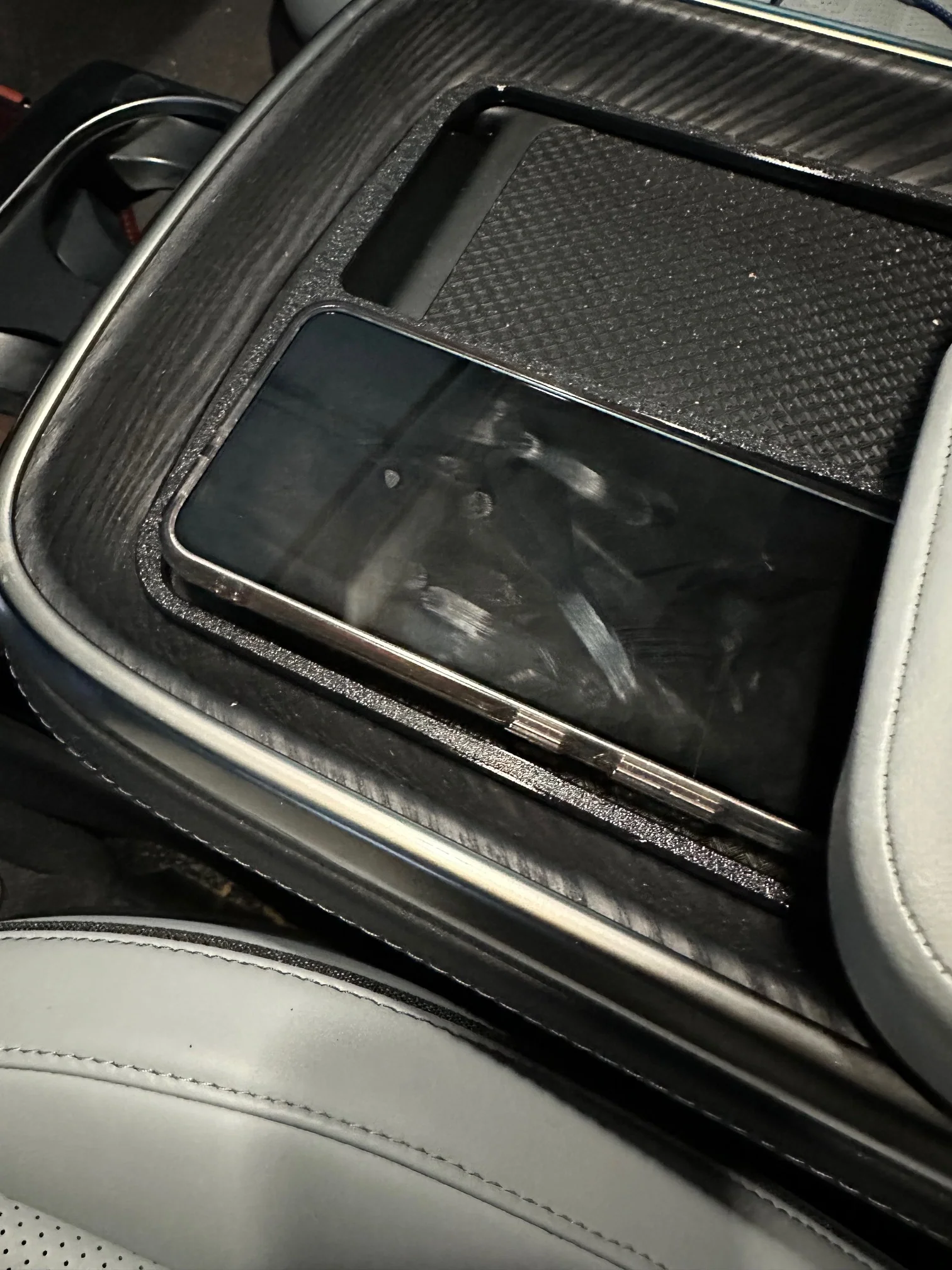 Dual Phone Holder, Stabilizer, For Wireless Charging, for Rivian R1T, R1S - Image 4