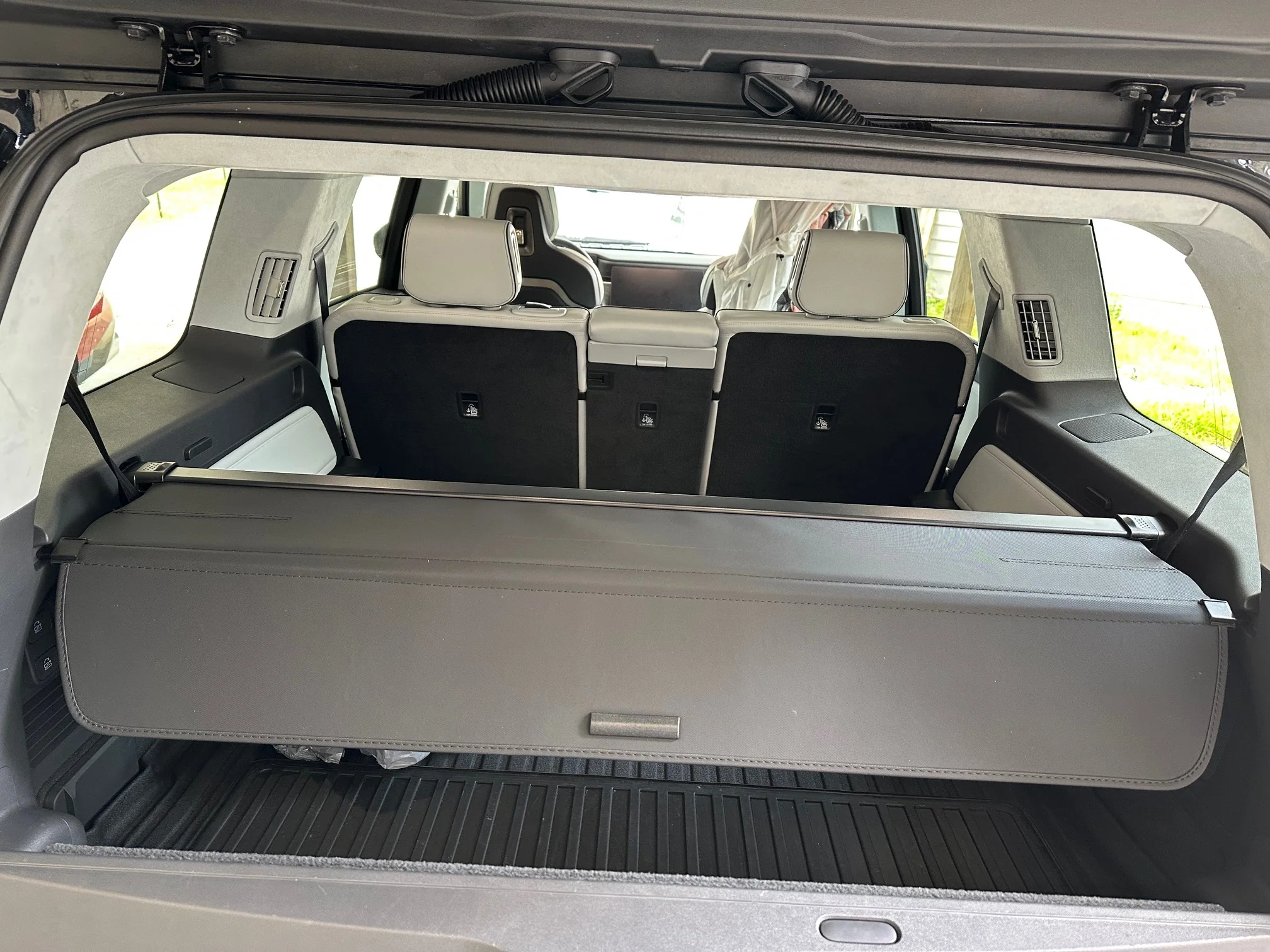 Retractable Cargo Cover Screen Luggage Shield Shade for Rivian R1S, 2022-2025 - Image 4