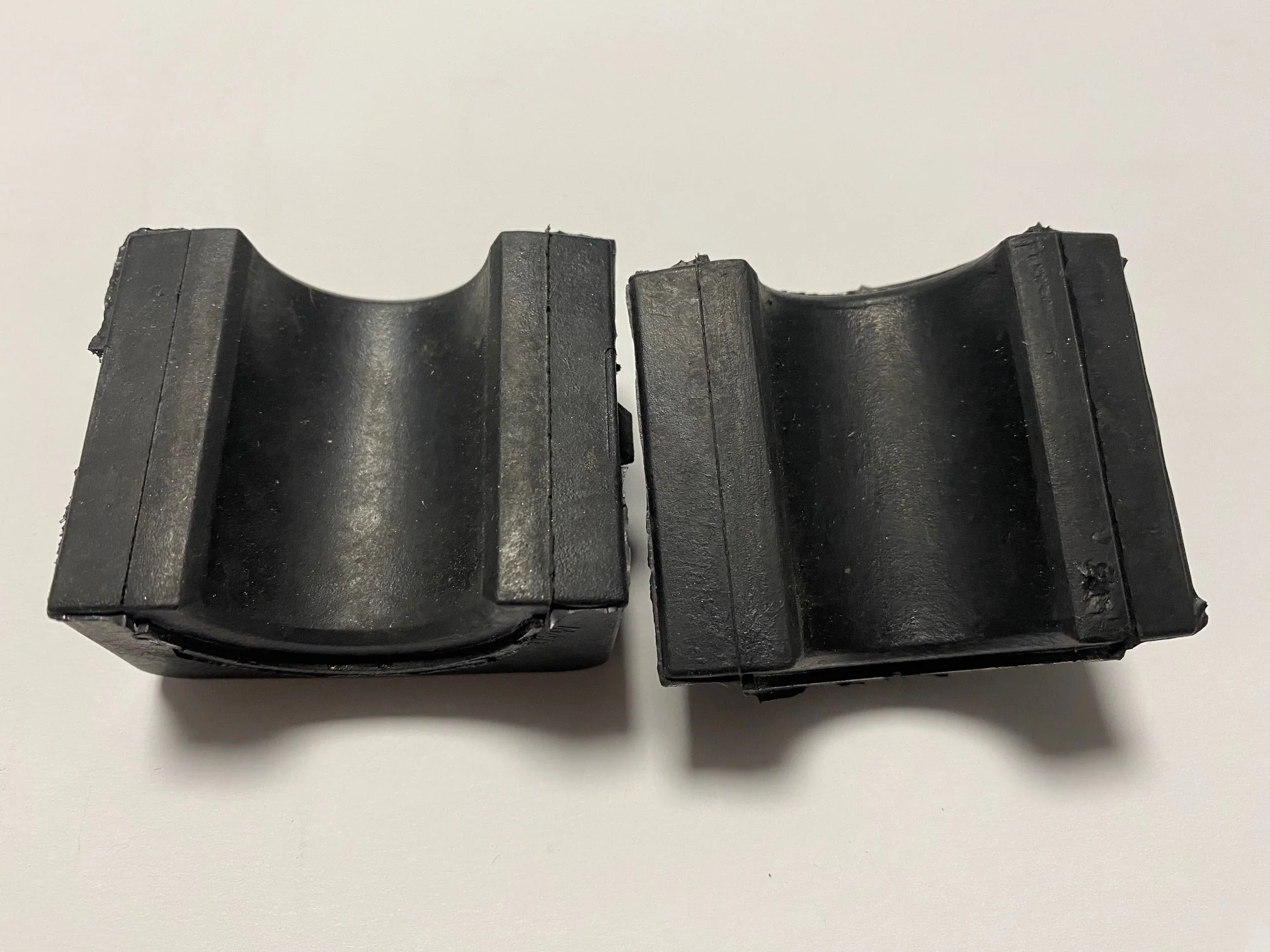 Tesla Model 3, Y Front Sway Bar Stabilizer Bushing, 28mm, 2017-2024 - Image 2